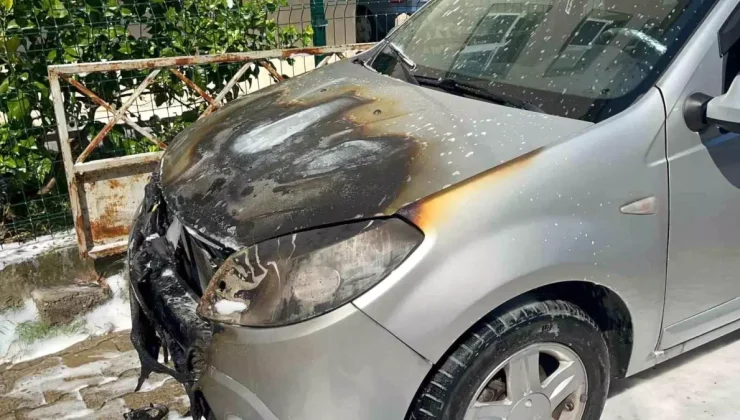 Sinop’ta park halindeki otomobilde çıkan yangın kısa sürede söndürüldü