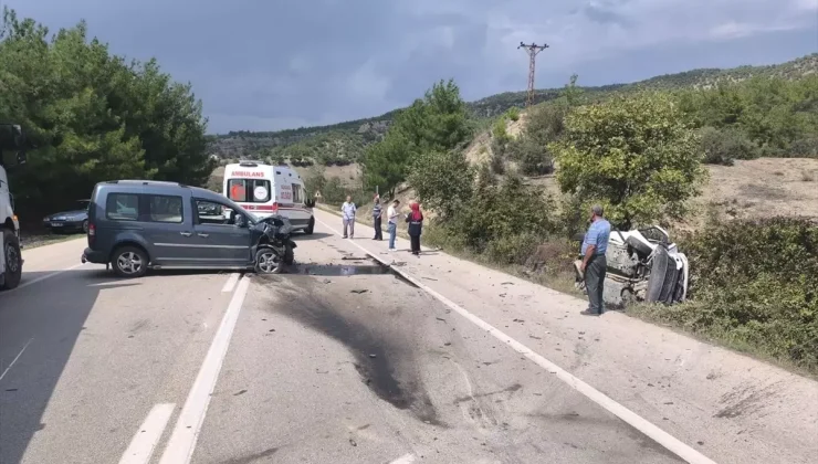 Sinop’un Boyabat ilçesinde üç araç karıştı, sürücüler yaralandı