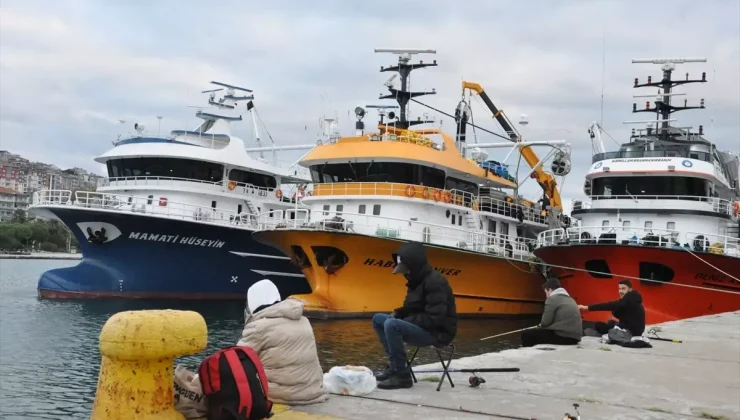 Sert Rüzgar Balıkçıları Sinop Limanı’na Sığınmaya Zorladı