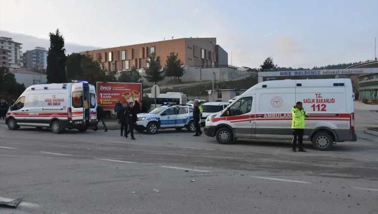 Sinop’ta Öğrenci Servisi ile Otomobil Çarpıştı: 3 Yaralı